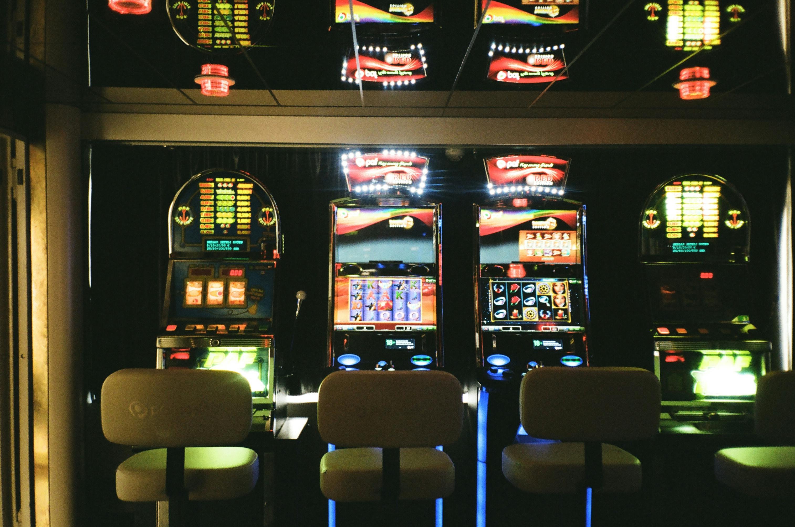 Tampilan meja Free Bet Blackjack di studio live dealer mudikslot dengan multi-kamera